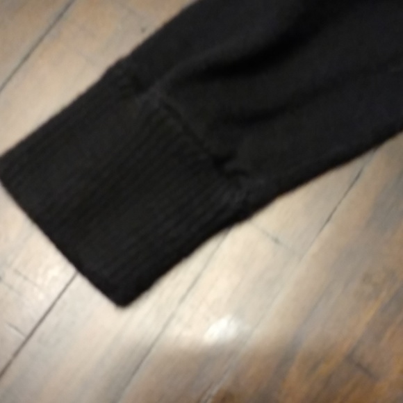 Kristin Davis Black Ruffles and Wrap cardi… - Picture 5 of 5